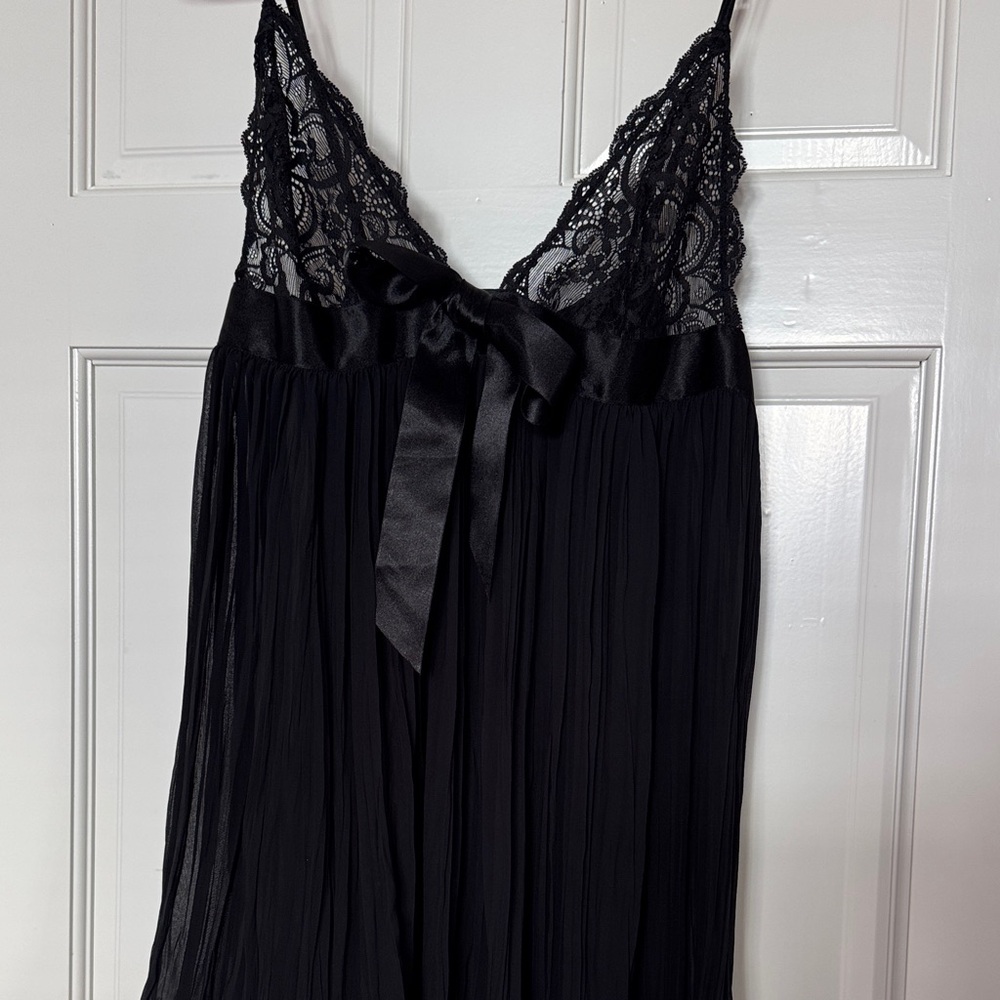 Victoria's Secret Black Pleated Babydoll Chemise Sabrina Carpenter style nightie